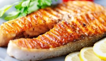 5 fatti sui benefici e sui danni del salmone rosa