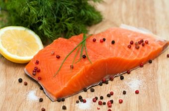 5 fatti sui benefici e sui danni del salmone rosa