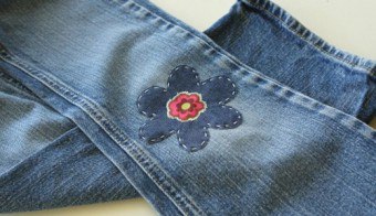 5 kreatywnych pomysłów, jak naprawić dziurę w dżinsach