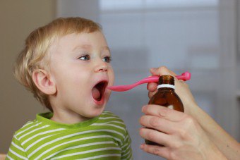 "Amiksin" untuk kanak-kanak: adakah mungkin untuk memberikan ubat kepada anak semasa selesema dan selesema?