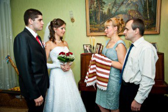 彼女の結婚式の前に娘を祝福：不変の結婚の伝統