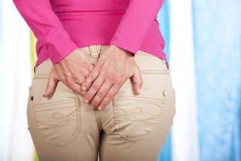 女性の直腸の痛み：原因、症状および治療