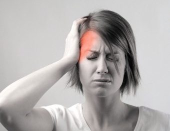 A ponte do nariz dói quando pressionada. Como eliminar essas sensações dolorosas e do que elas surgem?