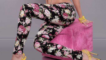 กางเกงกับดอกไม้พิมพ์ - กับสิ่งที่สวมใส่?