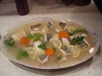 الطبق الملكي على طاولتك: وصفات لإعداد جيلي الأسماك