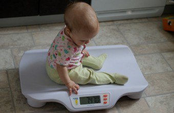 Apakah yang berbahaya, bagaimana mengenali dan merawat defisit berat badan kanak-kanak?