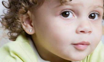Hoe moeten de oren het kind na het prikken behandelen en hoe het op de juiste manier te doen?