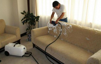 تنظيف أريكة مصنوعة من الجلد ، والجلود الايكولوجية والنسيج من الغبار والأوساخ