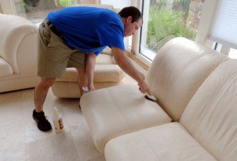 تنظيف أريكة مصنوعة من الجلد ، والجلود الايكولوجية والنسيج من الغبار والأوساخ