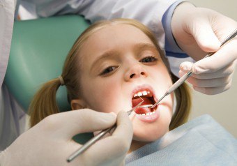 子供の歯肉に醜い痛みを伴う成長があったらどうしたらいいですか？アクションタクティクス