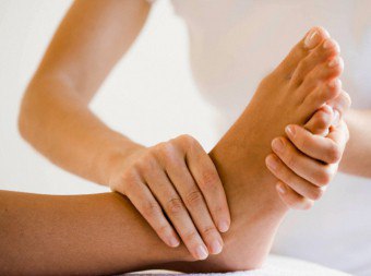 จะทำอย่างไรกับอาการบาดเจ็บที่เท้า? วิธีการรักษาอาการช้ำถ้าขาบวม?