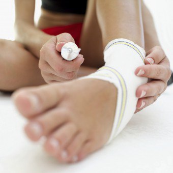 จะทำอย่างไรกับอาการบาดเจ็บที่เท้า? วิธีการรักษาอาการช้ำถ้าขาบวม?
