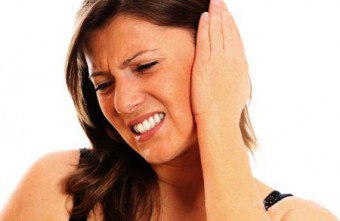 ما الذي يمكن أن يسبب صرير في أذنيك؟