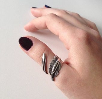 어떤 손가락으로 다른 사람이 착용하는 반지는 무엇입니까?