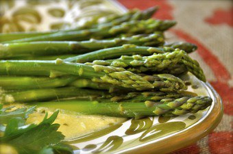 Hva er asparges og hva spiser det?