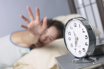 Kami membuat suasana pagi dan ceria: bagaimana bangun dengan cepat jika anda benar-benar mahu tidur?
