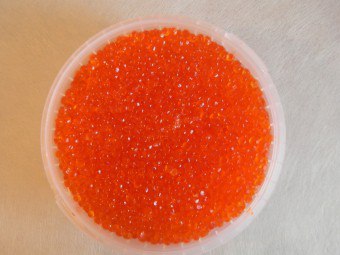 Makanan yang lazat di atas meja anda: kami belajar menanam kaviar ikan yang berbeza
