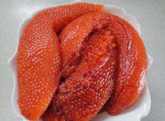 Makanan yang lazat di atas meja anda: kami belajar menanam kaviar ikan yang berbeza
