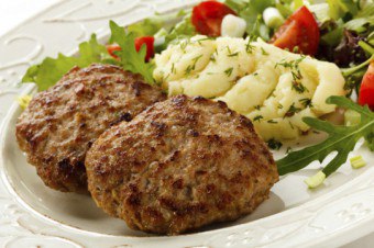 شرحات محلية الصنع من اللحم المفروم: مغذية ولذيذة وسهلة!