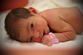 Ett förtidigt barn är hur många fulla veckor av graviditet?