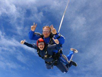 Екстремни хобији: колико година можете скачити падобраном?