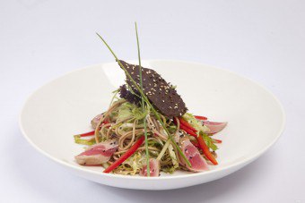 Gamma rasa unik: kami belajar memasak salad Thai dengan daging lembu