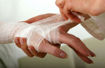 Djupt snitt av fingret: hur man behandlar såret ordentligt