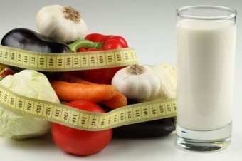 Kami menghilangkan berat badan berlebihan, menggunakan diet protein