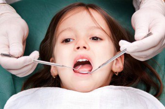 Hur smärta ett barns tand utan smärta