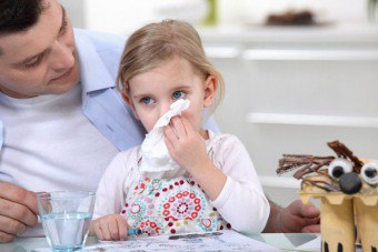 유아의 코 막힘을 치료하는 방법은 무엇입니까?
