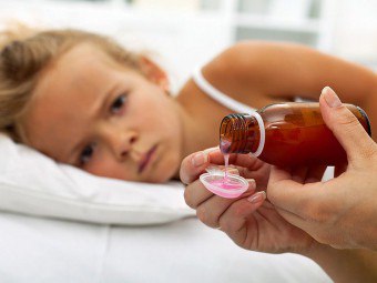어린이의 젖은 기침을 치료하는 방법 및 대상은 무엇입니까?