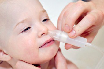 Hvordan og hva å vaske en nese til barnet: trinnvis instruksjon for unge foreldre