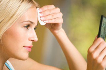 Come sbarazzarsi di acne sulla fronte? Cause di brufoli sottocutanei e piccoli