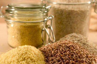 Bagaimana untuk menghilangkan pepijat dalam tepung dan alur: nasihat kepada suri rumah