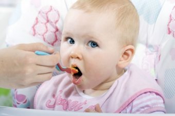 8ヶ月で赤ちゃんに栄養を与える方法は？