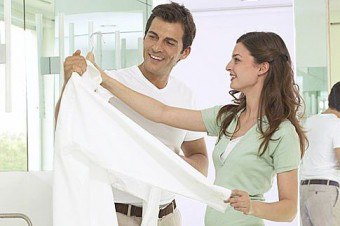 どのように即興手段の助けを借りて白いシャツを白くするには？