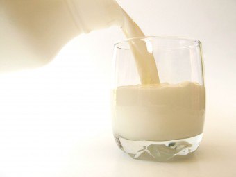 วิธีการดื่มนมเพื่อลดน้ำหนักในเวลากลางคืน: กฎของการทานนมกับอาหารเสริมที่มีน้ำหนักเกิน