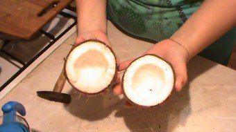 Bagaimana mengupas kelapa?