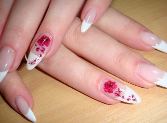 Hur man ritar rosa rosor på naglar: hemligheterna i en vacker manikyr