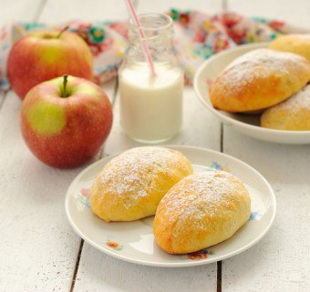 Ako variť chutné mosadzné koláče s jablkami?