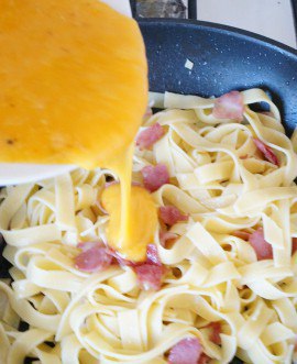 Come cucinare e preparare la salsa giusta per la pasta alla carbonara?