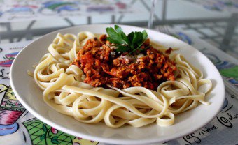 Hur lagar du och gör rätt sås för karbonara pasta?