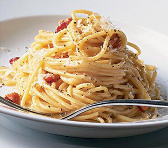 Hur lagar du och gör rätt sås för karbonara pasta?