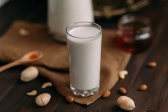 Como preparar o leite de gergelim em casa?