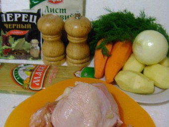 Makarna ve diğer malzemelerle tavuk çorbası nasıl pişirilir?