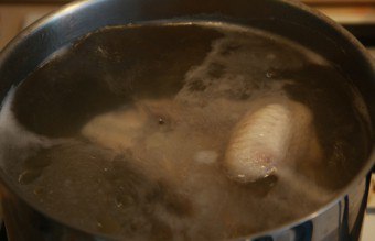 Makarna ve diğer malzemelerle tavuk çorbası nasıl pişirilir?