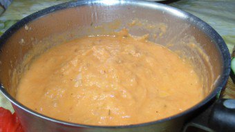 小麦粉とトマトペーストでソースを作る方法：最高のレシピ