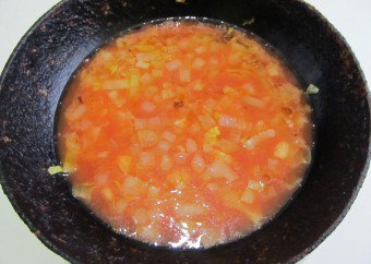 小麦粉とトマトペーストでソースを作る方法：最高のレシピ