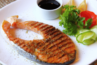 كيف تطبخ سمكة لذيذة وصحية؟ وصفات للطبخ وتدخين الأسماك في aerogril