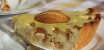 リンゴでゼリーパイを作る方法：オーブンやマルチバーのレシピ